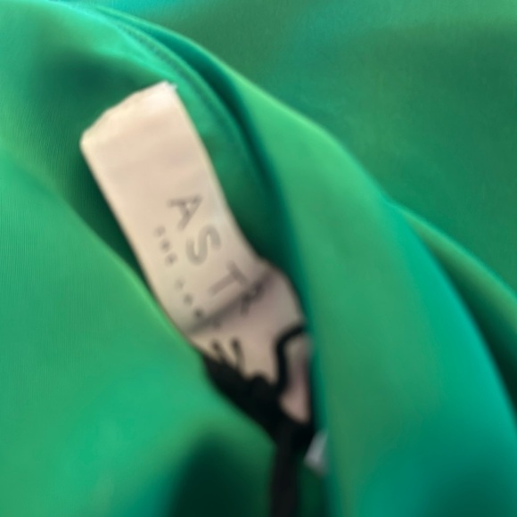 NWT ASTR THE LABEL Kelly Green one shoulder blouse S - Picture 2 of 9